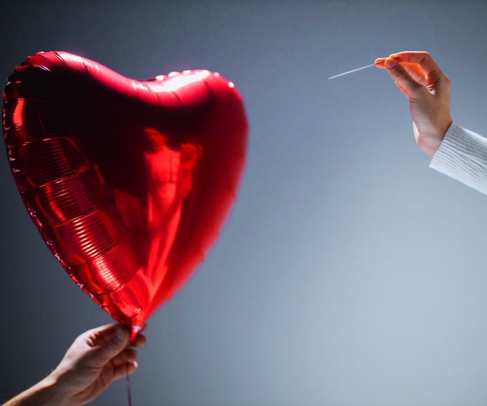 Globo en forma de corazón a punto de estallar.