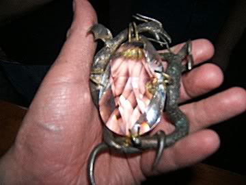 Amuleto que porta Van Helsing en la película Una Pandilla Alucinante