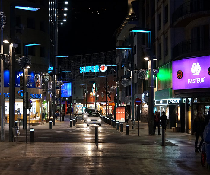 Calle nocturna de Andorra la Vella