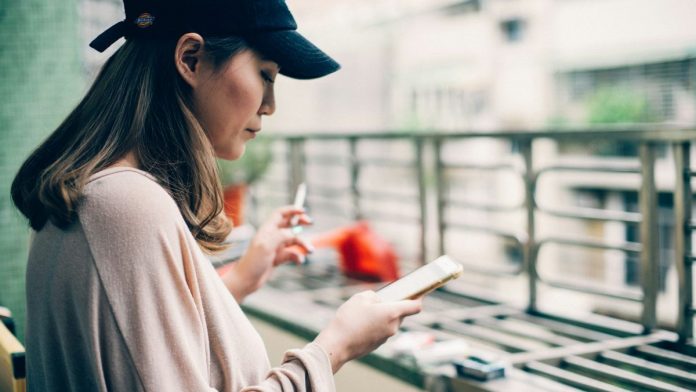 Mujer viendo su teléfono