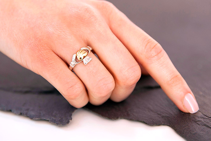 Anillo de Claddagh en la mano derecha y mirando hacia adentro