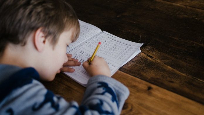 Niño estudiando