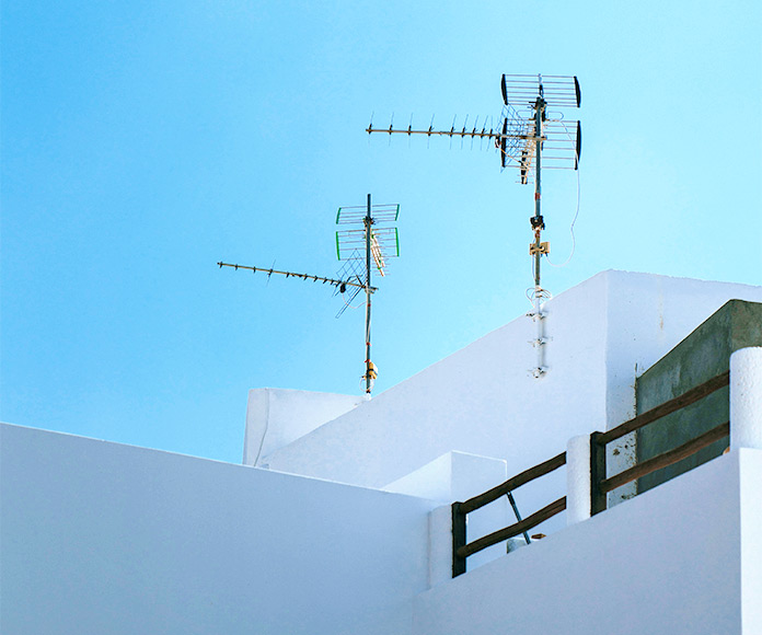 Vivienda blanca con dos antenas en el tejado