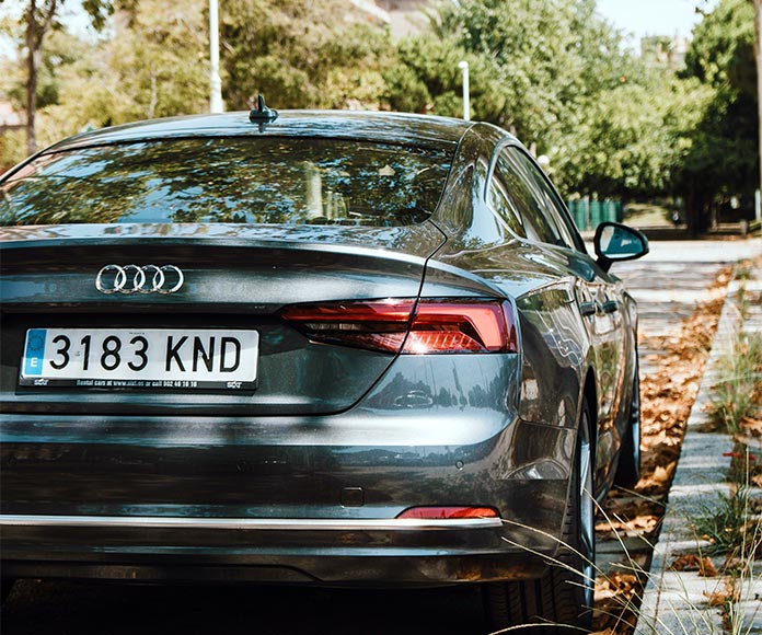 Detalle de un coche Audi por la parte de atrás