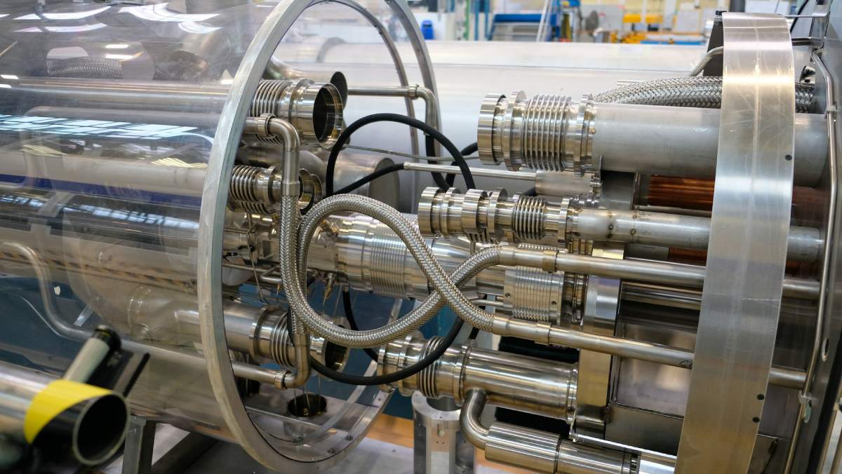 La antimateria: teorías, propiedades, investigaciones y su papel en la comprensión de la física y el cosmos