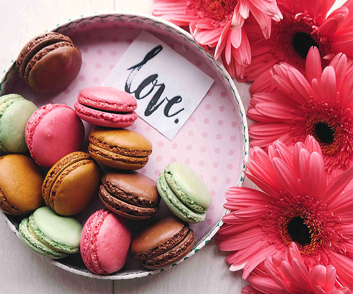 Caja con macarons de colores y la palabra Love