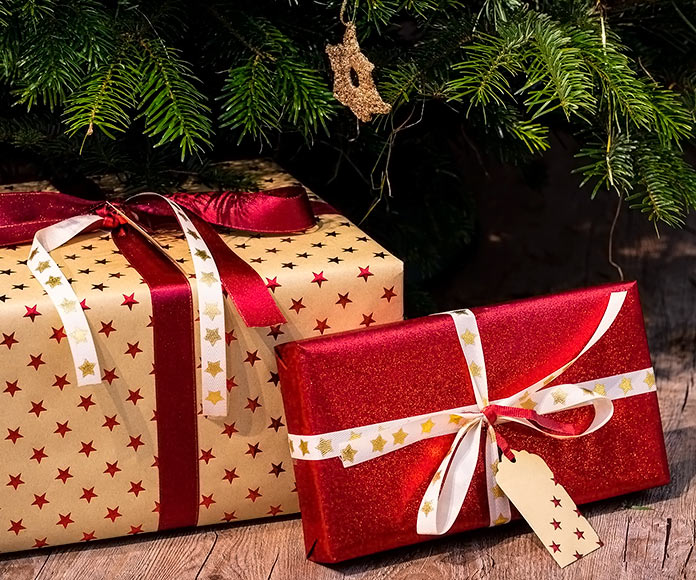 Paquetes de regalo bajo un árbol de Navidad