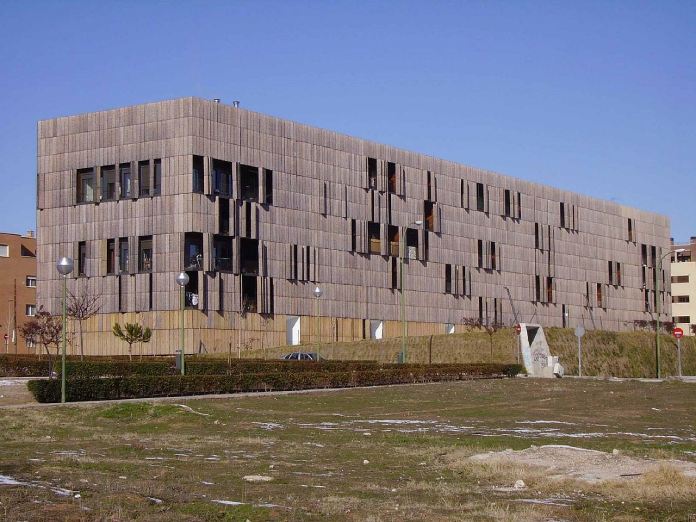 El Edificio de Bambú a la distancia.