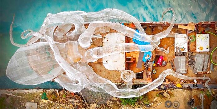 Transformar un barco de la II Guerra Muncial es un arrecife de coral artificial.