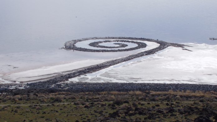 arte-ambiental-spiral-jetty