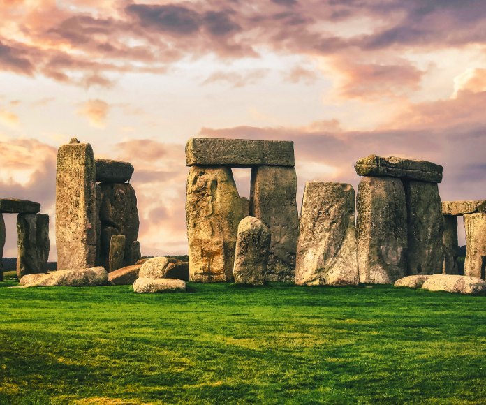 Monumento Stonehenge en el atardecer.