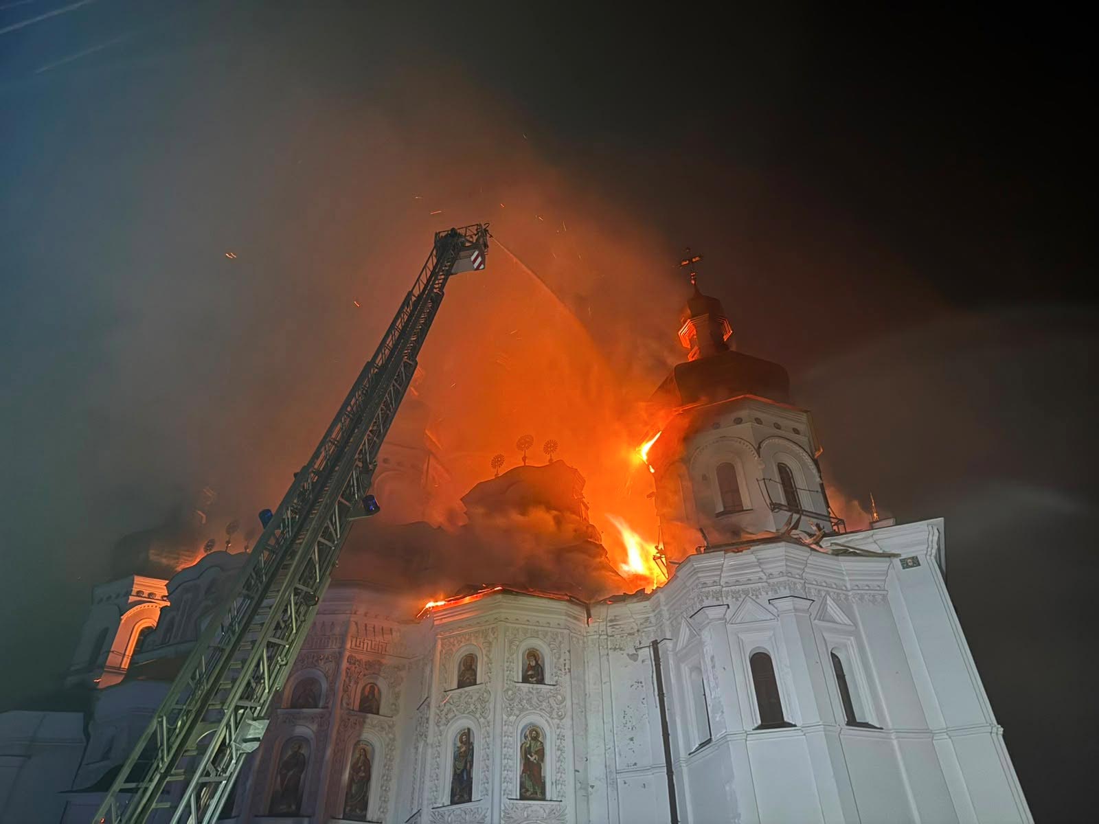 Bomberos combaten el incendio declarado en la Lavra de Kyiv tras el ataque