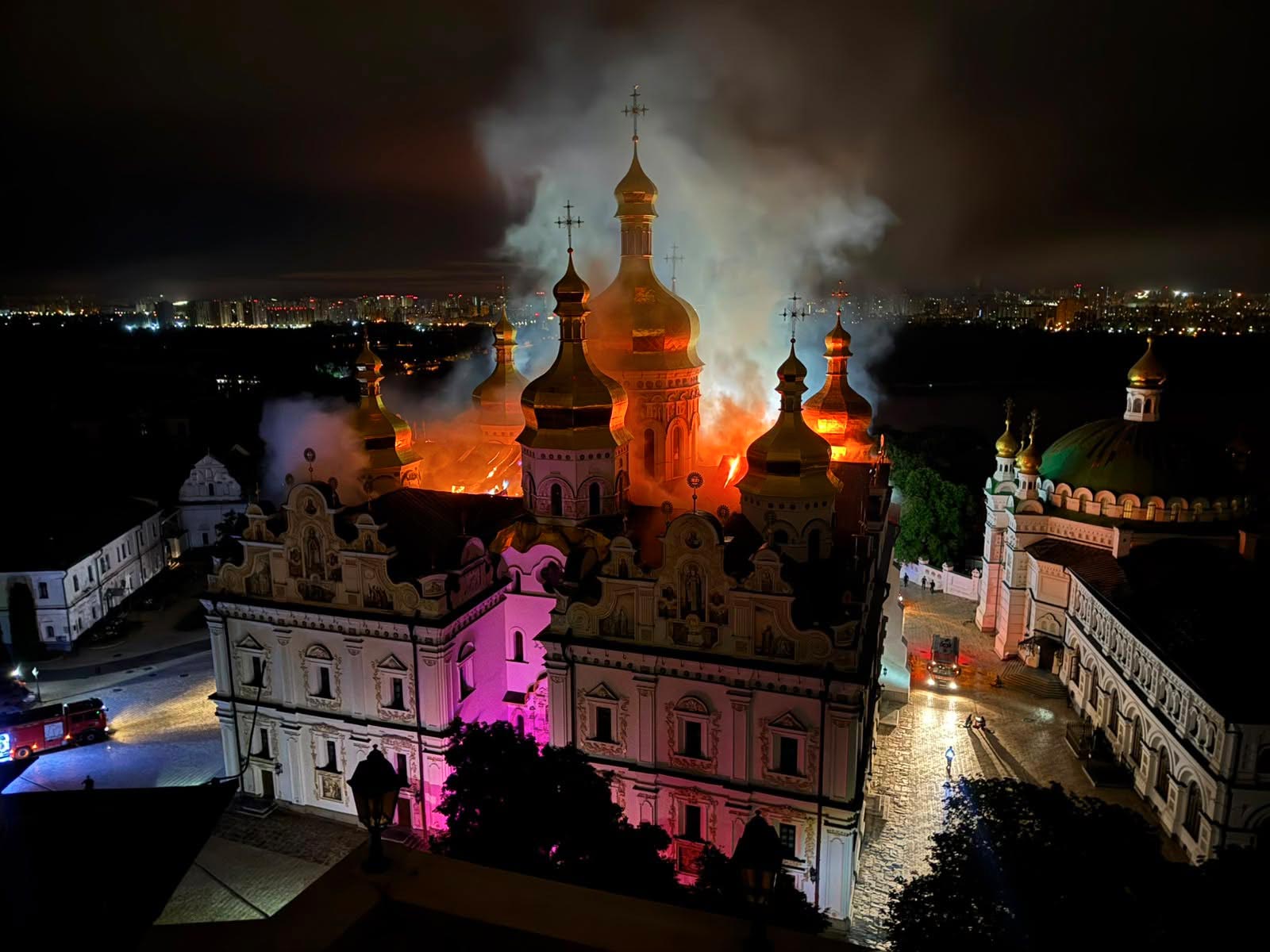 Vista nocturna de la Lavra de Kyiv durante el incendio