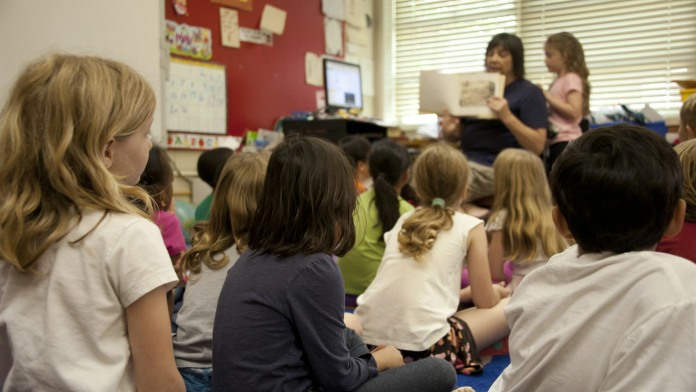 Salon de clases, aula escolar, escolares, estudiantes, formación