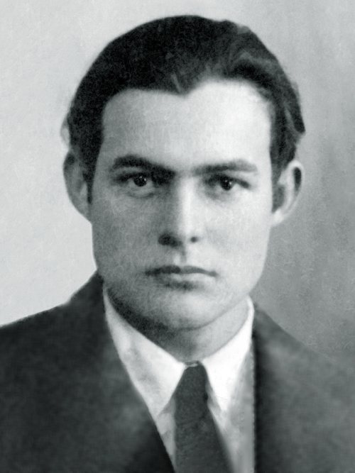 La imagen es un recorte de la foto del pasaporte de Ernest Hemingway.