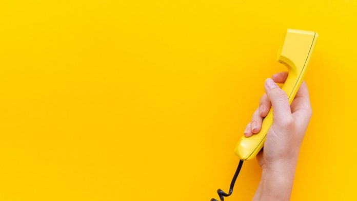 auricular de teléfono retro amarillo