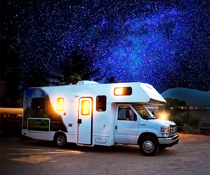 Autocaravana en una noche estrellada