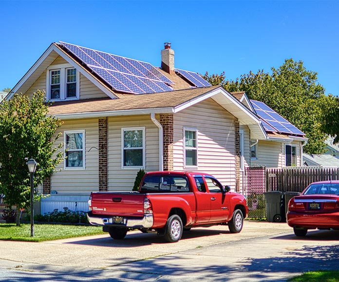 Casa con paneles solares en el tejado