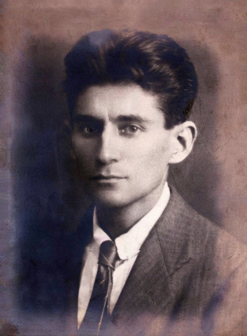 Retrato en blanco y negro de Kafka en su juventud.