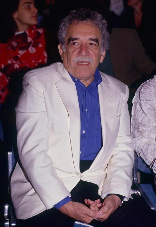 Márquez sentado en una silla, viste de gala durante un evento en 2017.
