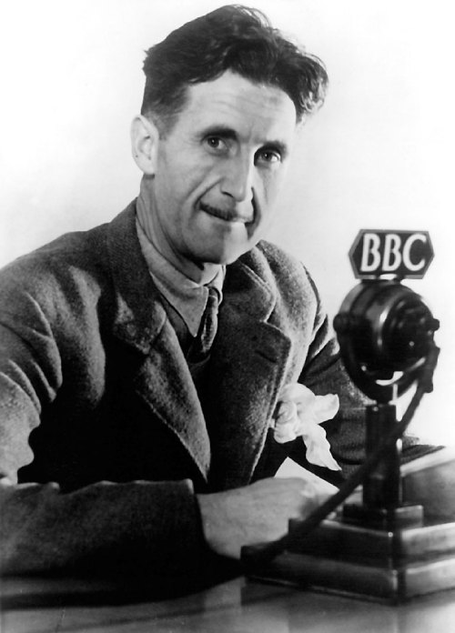 Retrato de Orwell en blanco y negro.