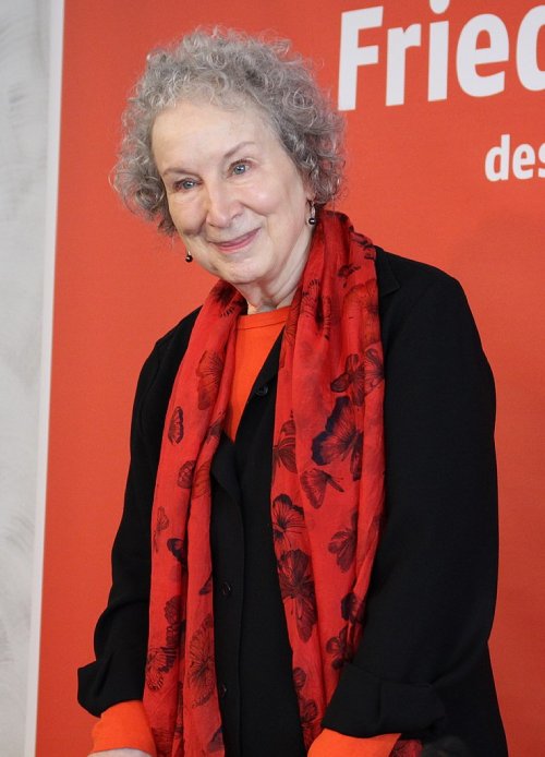 Margaret Atwood retratada durante un evento en 2017.