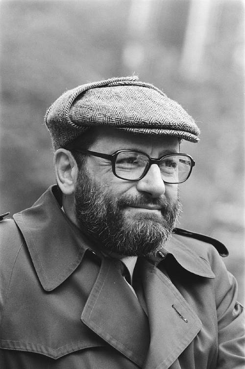 Imagen de Umberto Eco con su boina y lentes en blanco y negro.