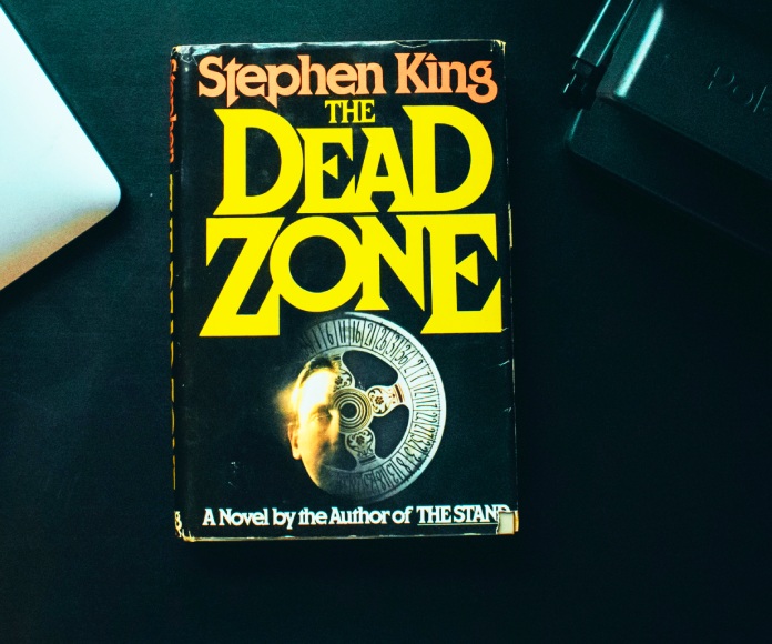 Libro de Stephen King sobre una mesa negra.