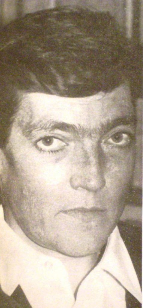 Imagen en color sepia que muestra a un joven Julio Cortázar.