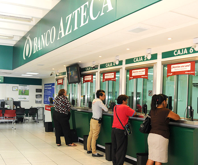 Gente en las cajas del Banco Azteca