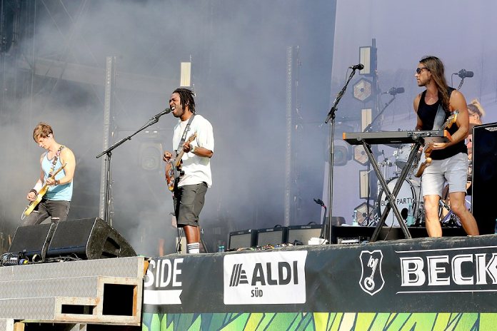 El grupo Bloc Party fotografiado durante un show en vivo en 2019.
