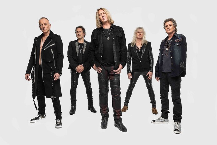 Los integrantes de Def Leppard vistiendo atuendos negros para una imagen promocional.