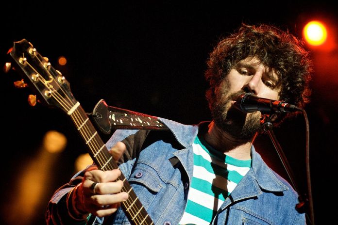 Vocalista de Super Furry Animals durante un show en 2009. 