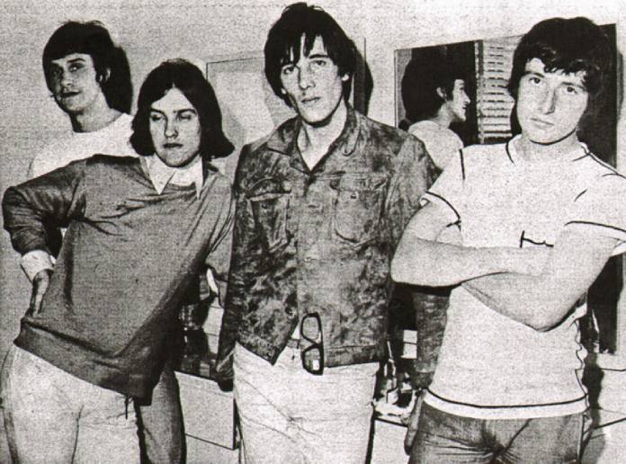 Imagen en blanco y negro de The Kinks, juntos en 1966. 
