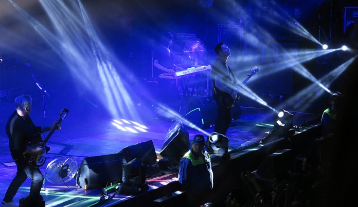 Guitarrista y vocalista de Joy Division tocando en Chile.