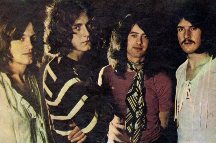 Led Zeppelin en una imagen promocional a color. 