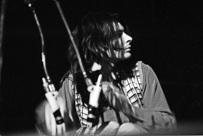 Imagen en blanco y negro de Mickey Finn, tocando en 1973.