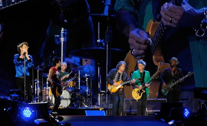Lo Stones con guitarras y voz en un concierto de 2013. 