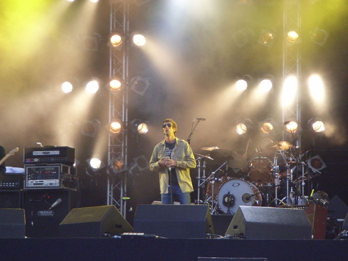 Richard Ashcroft fotografiado durante un show en 2008. 