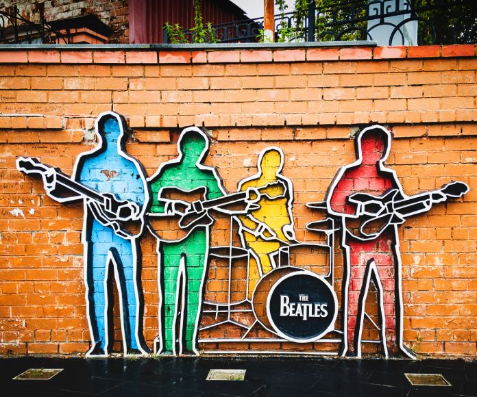 Siluetas coloridas de Los Beatles.