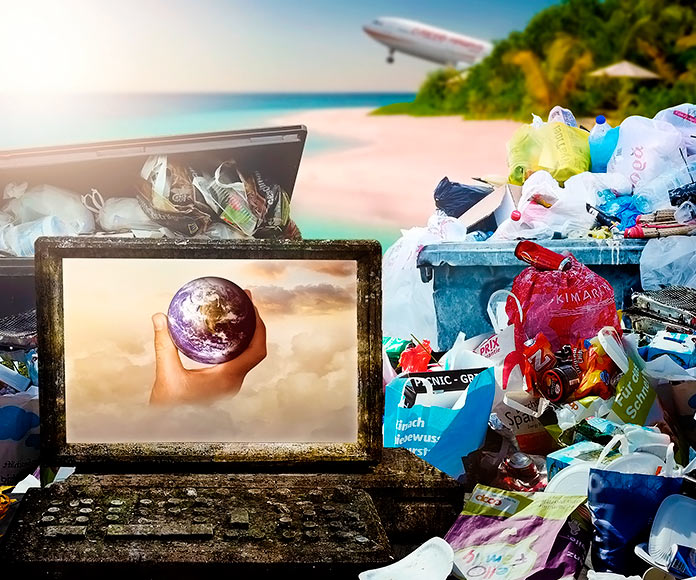 ordenador portátil en la basura que se acumula en una playa