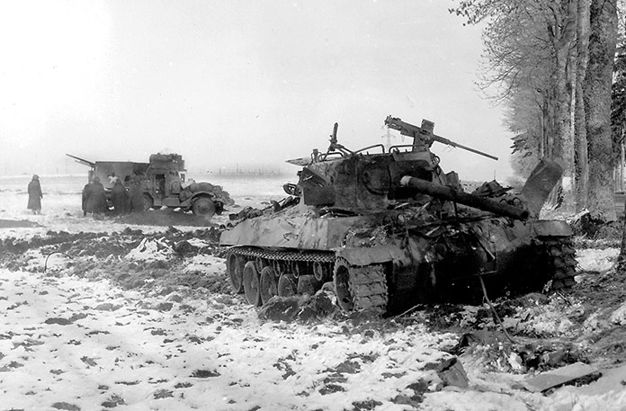 Tanque M18 Hellcat del ejÃ©rcito americano tras un ataque en las Ardenas