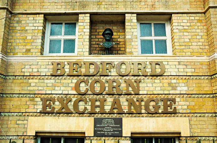 Busto y placa conmemorativa en recuerdo de Glenn Miller en el Bedford Corn Exchange