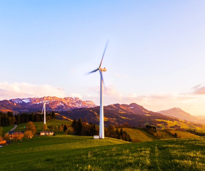 Molino de viento en una pradera.