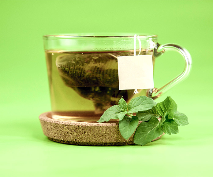 Taza con té verde
