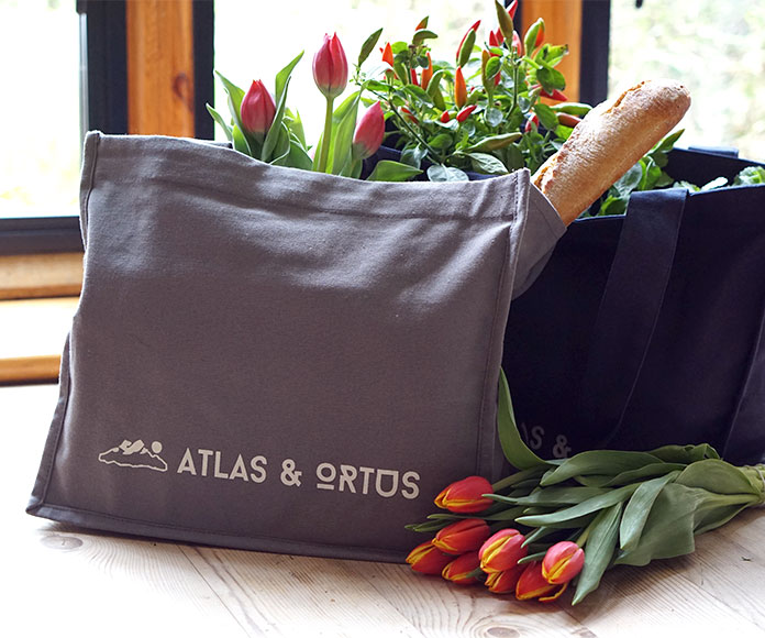 Bolsa de tela con flores y pan