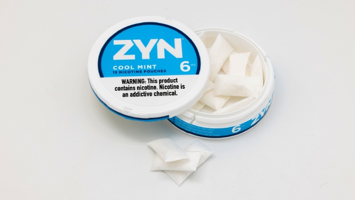 Una lata de bolsitas de nicotina ZYN US con sabor a menta fresca
