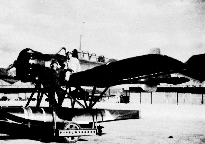 Fujita posando con su hidroavión.