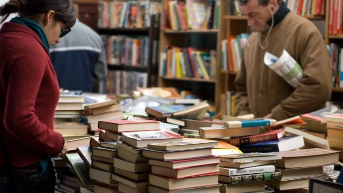 Personas viendo libros