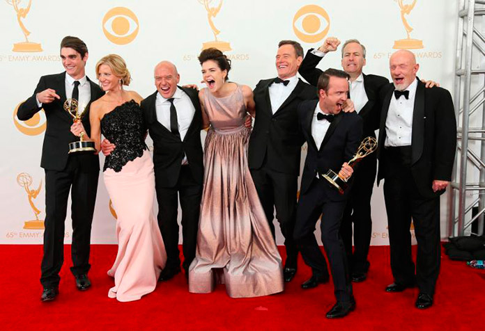 Elenco de la serie Breaking Bad recogiendo el EMMY a la mejor serie dramática de 2014